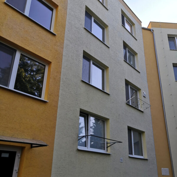čisteniE fasádY na bytovom dome
